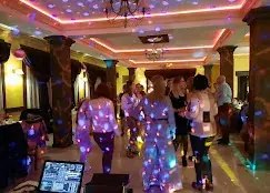 Invitați dansând la eveniment cu lumini colorate și DJ