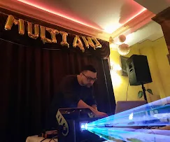 DJ la eveniment cu efecte de lumini și sonorizare profesională