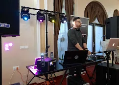 Setup DJ cu lumini profesionale pentru petrecere privată