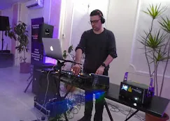 DJ pregătind sonorizarea pentru eveniment privat