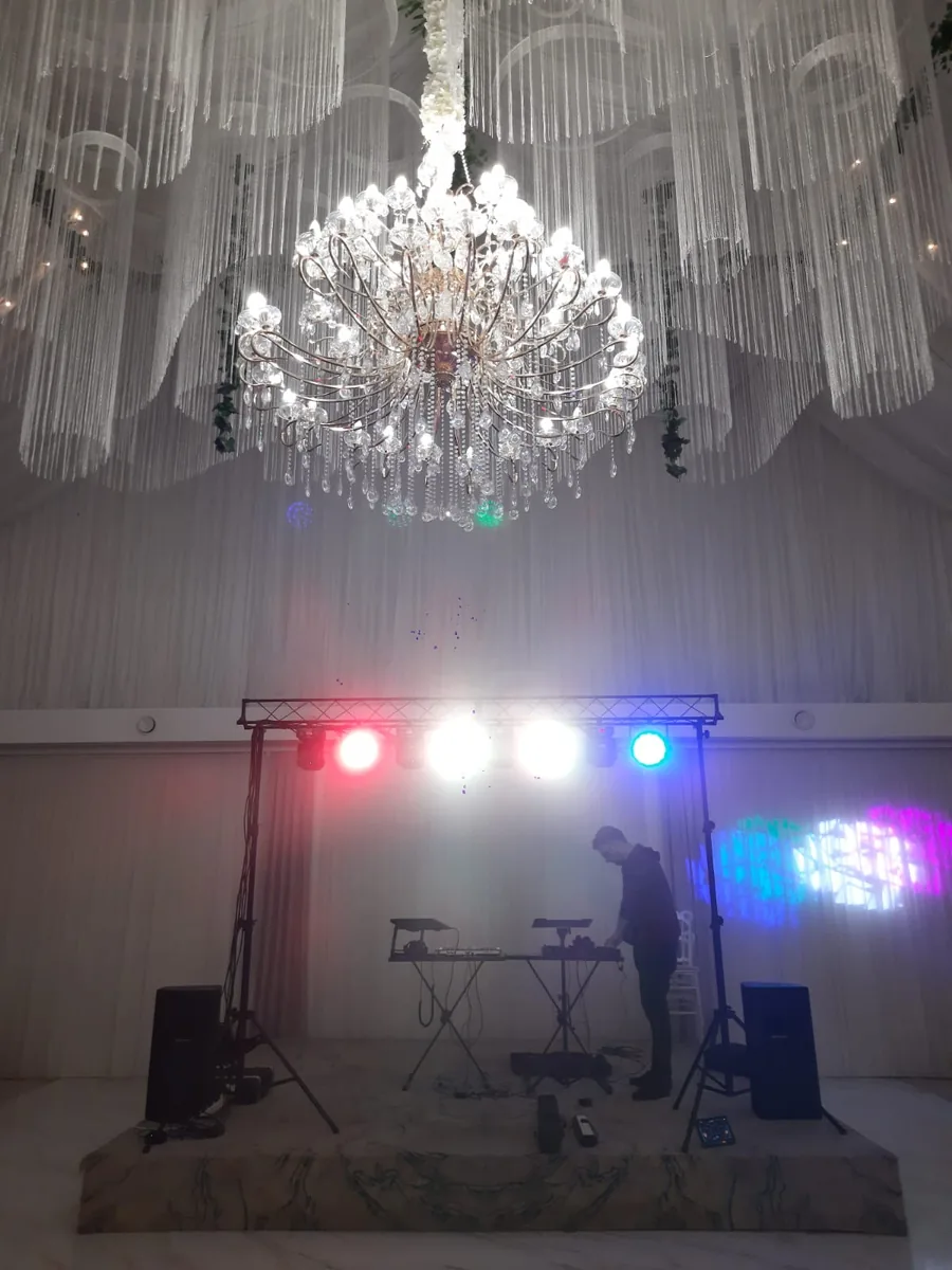 Schele de lumini profesionale în sală elegantă