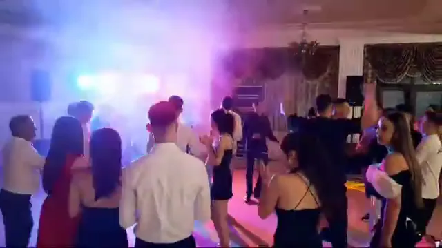 Invitați dansând la eveniment